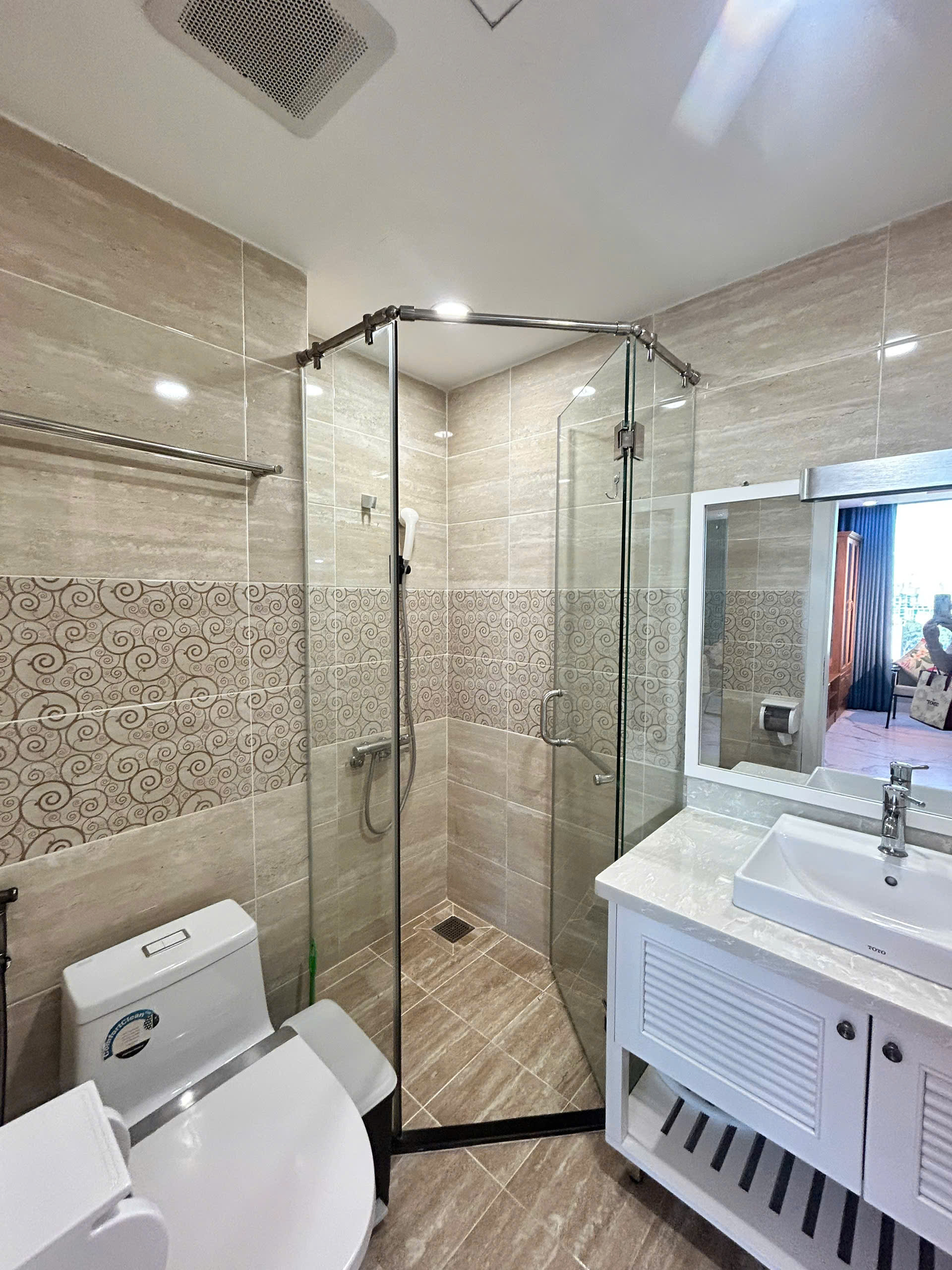 Leman Luxury Quan 1 4. Spacious 1BR for rent with nice and morden furniture at Léman Luxury, Saigon downtown